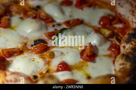 Italienische Pizza aus nächster Nähe. Selektiver Fokus. Stockfoto