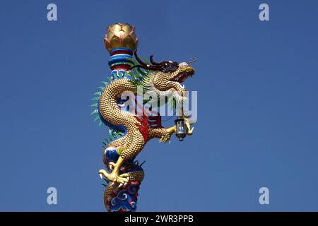 Chinesischer Drache auf schönen Himmelshintergrund Stockfoto