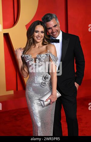 Jessica Alba und Cash Warren nahmen an der Vanity Fair Oscar Party im Wallis Annenberg Center for the Performing Arts in Beverly Hills, Los Angeles, Kalifornien, USA Teil. Bilddatum: Sonntag, 10. März 2024. Stockfoto