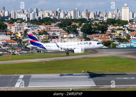 Flugzeuge des Typs LATAM Airlines Airbus A320neo landen am Flughafen Sao Paulo Congonhas. Flugzeug von LATAM Airlines Brazil des Modells A320 in Congonhas. Stockfoto