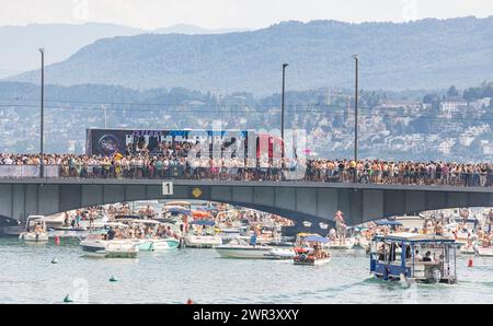 Über die Quaibrücke bewegt sich ein Lovemobile. Tausende feiern an der 30. Zürcher Street Parade. (Zürich, Schweiz, 12.08.2023) Stockfoto