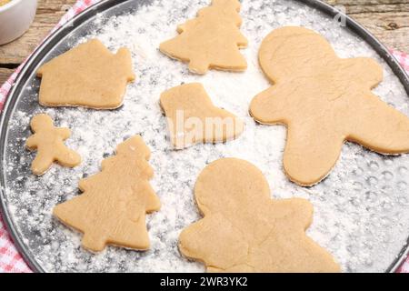 Rohe Weihnachtskekse in verschiedenen Formen auf dem Tisch Stockfoto