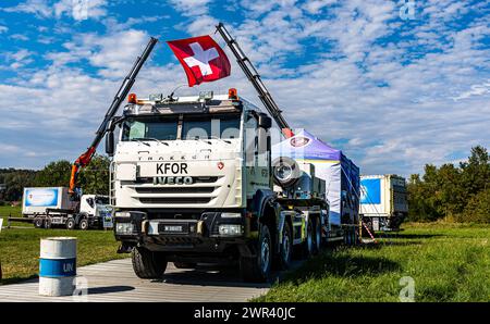 Zahlreiche Fahrzeuge wurden bei der Conneceted 2023 ausgestellt, so auch am Stand von der Schweizer KFOR, respektive Swisscoy. (Kloten, Schweiz, 20,08 Stockfoto