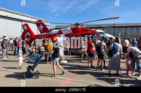 Die Schweizerische Rettungsflugwach (REGA) zog unzählige Menschen an. Tausende Menschen besuchen das dreitägige Flughafenfest zum 75 Jahr Jubiläum de Stockfoto