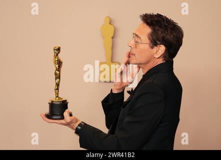 Hollywood, Usa. März 2024. Robert Downey Jr., von Oppenheimer, feiert seinen besten Schauspieler in einer Nebenrolle Oscar Backstage bei den 96. Jährlichen Academy Awards in Los Angeles, Kalifornien, am Sonntag, den 10. März 2024. Seit 1929 zeichnen die Oscars herausragende Leistungen in der Filmkunst aus. Foto: Pat Benic/UPI Credit: UPI/Alamy Live News Stockfoto