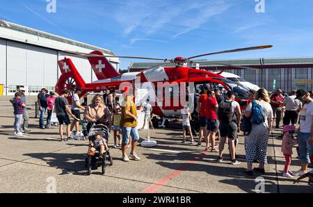 Die Schweizerische Rettungsflugwach (REGA) zog unzählige Menschen an. Tausende Menschen besuchen das dreitägige Flughafenfest zum 75 Jahr Jubiläum de Stockfoto