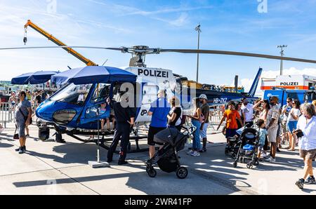 Klein und groß stehen beim Helikopter der Zürcher Kantonspolizei an. Tausende Menschen besuchen das dreitägige Flughafenfest zum 75 Jahr Jubiläum de Stockfoto