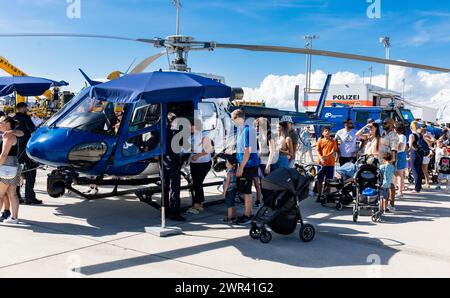 Klein und groß stehen beim Helikopter der Zürcher Kantonspolizei an. Tausende Menschen besuchen das dreitägige Flughafenfest zum 75 Jahr Jubiläum de Stockfoto