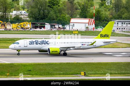 Ein Airbus A220-300 von Air Baltic startet von Startbahn 28 des Flughafen Zürich. Registratin YL-AAS. (Zürich, Schweiz, 07.05.2023) Stockfoto