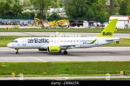 Ein Airbus A220-300 von Air Baltic startet von Startbahn 28 des Flughafen Zürich. Registratin YL-AAS. (Zürich, Schweiz, 07.05.2023) Stockfoto