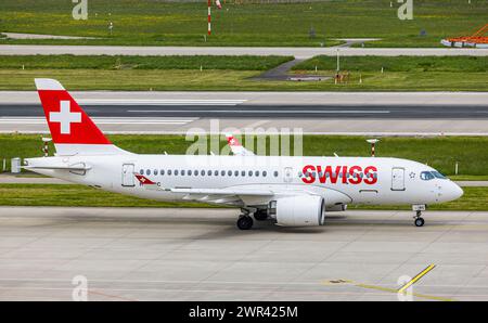 Ein Airbus A220-100 von Swiss International Airlines rollt auf dem Flughafen Zürich zur Startbahn. Registrierung HB-JBC. (Zürich, Schweiz, 07.05.2023) Stockfoto