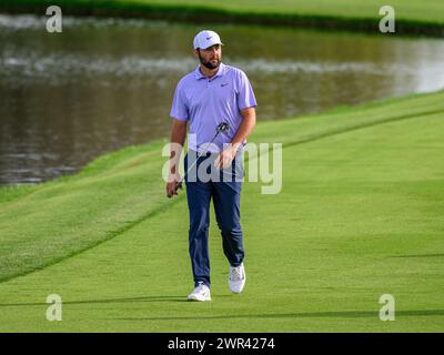 Orlando, FL, USA. März 2024. Scottie Scheffler nähert sich dem 18. Grün während der Finalrunde des Arnold Palmer Invitational, das von Mastercard im Arnold Palmer's Bay Hill Club & Lodge in Orlando, FL, präsentiert wurde. Romeo T Guzman/CSM/Alamy Live News Stockfoto