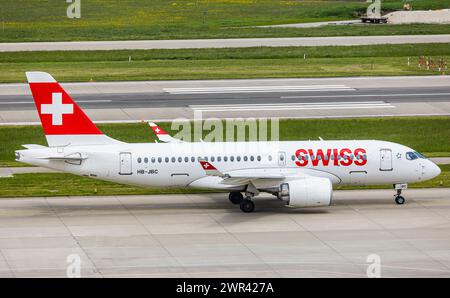 Ein Airbus A220-100 von Swiss International Airlines rollt auf dem Flughafen Zürich zur Startbahn. Registrierung HB-JBC. (Zürich, Schweiz, 07.05.2023) Stockfoto