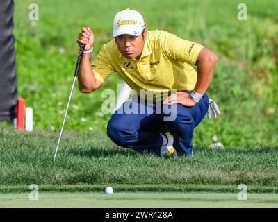 Orlando, FL, USA. März 2024. Hideki Matsuyama aus Japan reiht seinen Putt auf das 18. Grün während der Finalrunde des Arnold Palmer Invitational, präsentiert von Mastercard, im Arnold Palmer's Bay Hill Club & Lodge in Orlando, FL. Romeo T Guzman/CSM/Alamy Live News Stockfoto