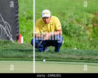 Orlando, FL, USA. März 2024. Hideki Matsuyama aus Japan reiht seinen Putt auf das 18. Grün während der Finalrunde des Arnold Palmer Invitational, präsentiert von Mastercard, im Arnold Palmer's Bay Hill Club & Lodge in Orlando, FL. Romeo T Guzman/CSM/Alamy Live News Stockfoto