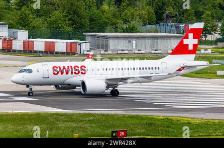 Ein Airbus A220-100 von Swiss International Airlines startete von Startbahn 28 des Flughafen Zürich. Registrierung HB-JBC. (Zürich, Schweiz, 07.05.2023) Stockfoto