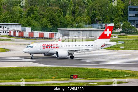 Ein Airbus A220-100 von Swiss International Airlines startete von Startbahn 28 des Flughafen Zürich. Registrierung HB-JBC. (Zürich, Schweiz, 07.05.2023) Stockfoto