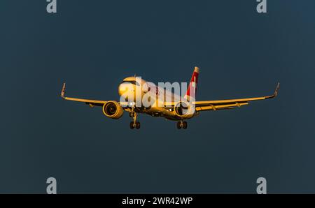 Ein Airbus A320-251N von Swiss Internationa Airlines ist in den Morgenstunden im Landeanflug auf den Flughafen Zürich. Der Airbus A320neo hat die Imma Stockfoto