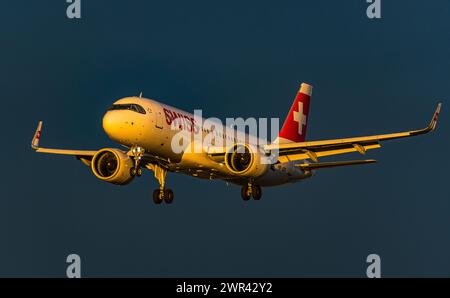 Ein Airbus A320-251N von Swiss Internationa Airlines ist in den Morgenstunden im Landeanflug auf den Flughafen Zürich. Der Airbus A320neo hat die Imma Stockfoto