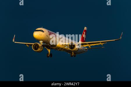 Ein Airbus A321-271NX ist in der Morgenstunden im Landeanflug auf den Flughafen Zürich. Der Airbus A321neo hat die Immatrikulation HB-JPB. (Zürich, Sc Stockfoto