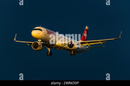 Ein Airbus A321-271NX ist in der Morgenstunden im Landeanflug auf den Flughafen Zürich. Der Airbus A321neo hat die Immatrikulation HB-JPB. (Zürich, Sc Stockfoto