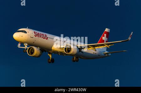 Ein Airbus A321-271NX ist in der Morgenstunden im Landeanflug auf den Flughafen Zürich. Der Airbus A321neo hat die Immatrikulation HB-JPB. (Zürich, Sc Stockfoto