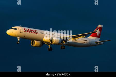 Ein Airbus A321-271NX ist in der Morgenstunden im Landeanflug auf den Flughafen Zürich. Der Airbus A321neo hat die Immatrikulation HB-JPB. (Zürich, Sc Stockfoto