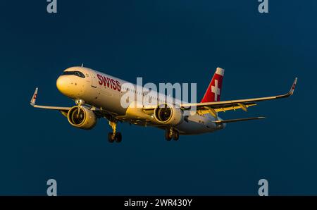 Ein Airbus A321-271NX ist in der Morgenstunden im Landeanflug auf den Flughafen Zürich. Der Airbus A321neo hat die Immatrikulation HB-JPB. (Zürich, Sc Stockfoto