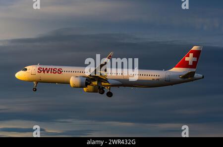 Ein Airbus A321-271NX ist in der Morgenstunden im Landeanflug auf den Flughafen Zürich. Der Airbus A321neo hat die Immatrikulation HB-JPB. (Zürich, Sc Stockfoto