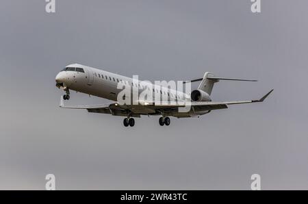 Ein Canadair Regional Jet CRJ-900LR von SAS Scandinavian Airlines befindet sich im Landeanflug auf den Flughafen Zürich. Immatrikulation EI-FPB. (Zür Stockfoto