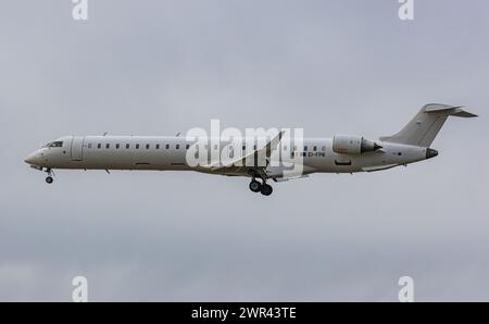 Ein Canadair Regional Jet CRJ-900LR von SAS Scandinavian Airlines befindet sich im Landeanflug auf den Flughafen Zürich. Immatrikulation EI-FPB. (Zür Stockfoto