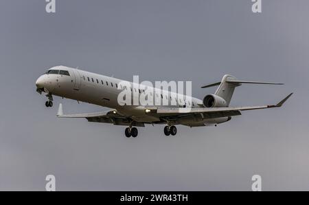 Ein Canadair Regional Jet CRJ-900LR von SAS Scandinavian Airlines befindet sich im Landeanflug auf den Flughafen Zürich. Immatrikulation EI-FPB. (Zür Stockfoto