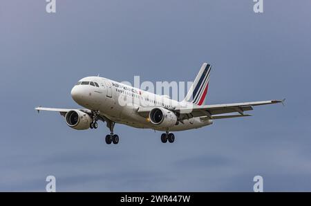 Ein Airbus A319-100 von Air France befindet sich im Landeanflug auf den Flughafen Zürich. Immatrikulation des Kurzstreckenflugzeugs F-GRHK. (Zürich, S Stockfoto