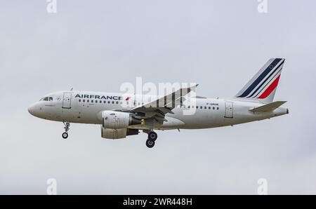 Ein Airbus A319-100 von Air France befindet sich im Landeanflug auf den Flughafen Zürich. Immatrikulation des Kurzstreckenflugzeugs F-GRHK. (Zürich, S Stockfoto