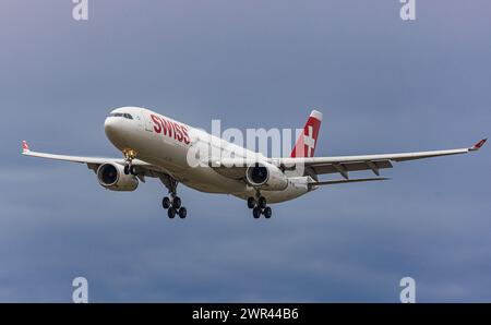 Ein Airbus A330-343X von Swiss International Airlines befindet sich im Landeanflug auf den Flughafen Zürich. Immatrikulation des Langstreckenflugzeugs Stockfoto