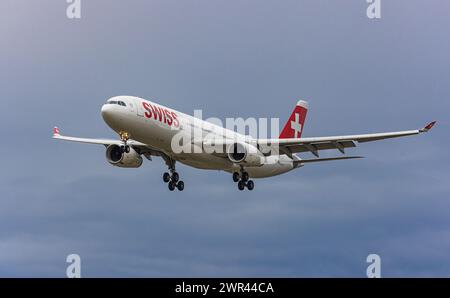 Ein Airbus A330-343X von Swiss International Airlines befindet sich im Landeanflug auf den Flughafen Zürich. Immatrikulation des Langstreckenflugzeugs Stockfoto