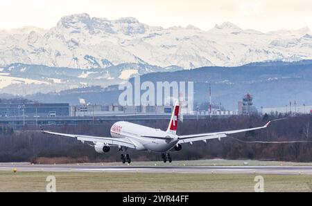 Ein Airbus A330-343X von Swiss International Airlines befindet sich im Landeanflug auf den Flughafen Zürich. Immatrikulation des Langstreckenflugzeugs Stockfoto