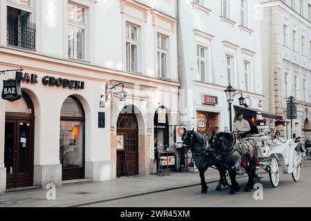 Krakau, Polen - 17. Juni 2019 : Krakauer Altstadt, Pferdekutsche mit Touristen Stockfoto