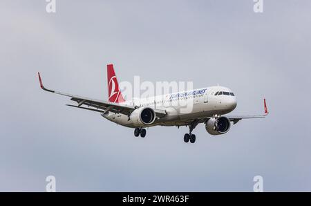 Ein Airbus 321-271NX von THY Turkish Airlines befindet sich im Landeanflug auf den Flughafen Zürich. Der Airbus A321neo mit der Registrierung TC-LTE IS Stockfoto