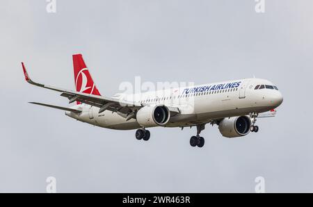 Ein Airbus 321-271NX von THY Turkish Airlines befindet sich im Landeanflug auf den Flughafen Zürich. Der Airbus A321neo mit der Registrierung TC-LTE IS Stockfoto