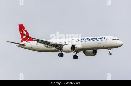 Ein Airbus 321-271NX von THY Turkish Airlines befindet sich im Landeanflug auf den Flughafen Zürich. Der Airbus A321neo mit der Registrierung TC-LTE IS Stockfoto