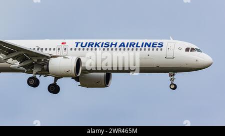 Ein Airbus 321-271NX von THY Turkish Airlines befindet sich im Landeanflug auf den Flughafen Zürich. Der Airbus A321neo mit der Registrierung TC-LTE IS Stockfoto