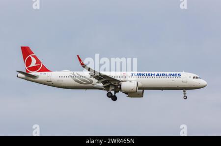 Ein Airbus 321-271NX von THY Turkish Airlines befindet sich im Landeanflug auf den Flughafen Zürich. Der Airbus A321neo mit der Registrierung TC-LTE IS Stockfoto