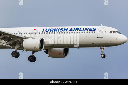 Ein Airbus 321-271NX von THY Turkish Airlines befindet sich im Landeanflug auf den Flughafen Zürich. Der Airbus A321neo mit der Registrierung TC-LTE IS Stockfoto