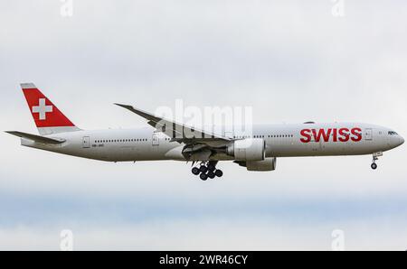 Die Boeing 777-300ER von Swiss International Airlines kommt aus Johannesburg zurück in den Heimatflughafen Zürich. Das Langstreckenflugzeug mit der Re Stockfoto