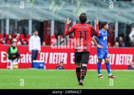 Mailand, Italien. März 2024. Christian Pulisic vom AC Milan feiert, nachdem er 2023/24 im Stadion San Siro ein Tor beim Fußballspiel der Serie A zwischen AC Milan und Empoli FC erzielt hat. ENDERGEBNIS : Mailand 1 | 0 Empoli Credit: SOPA Images Limited/Alamy Live News Stockfoto