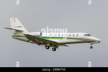 Eine Cessna 680 Citation Sovereign von E-Aviation ist im Landeanflug auf den Flughafen Zürich. Das Flugzeug bringt möglicherweise Gäste für das World Stockfoto