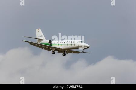 Eine Cessna 680 Citation Sovereign von E-Aviation ist im Landeanflug auf den Flughafen Zürich. Das Flugzeug bringt möglicherweise Gäste für das World Stockfoto