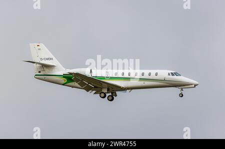 Eine Cessna 680 Citation Sovereign von E-Aviation ist im Landeanflug auf den Flughafen Zürich. Das Flugzeug bringt möglicherweise Gäste für das World Stockfoto