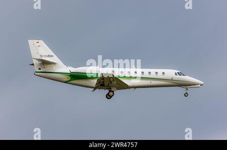 Eine Cessna 680 Citation Sovereign von E-Aviation ist im Landeanflug auf den Flughafen Zürich. Das Flugzeug bringt möglicherweise Gäste für das World Stockfoto